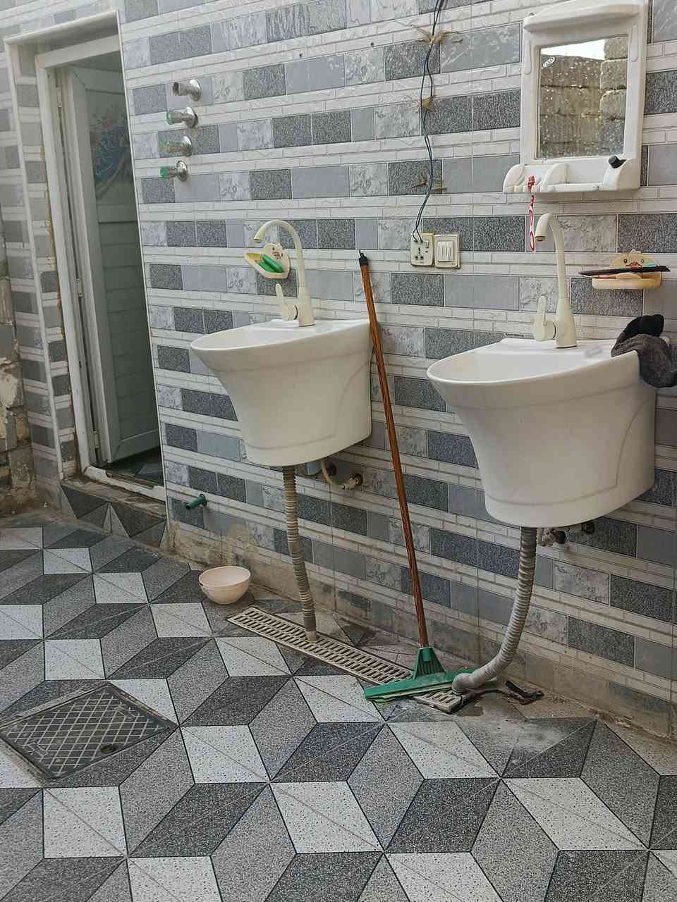 دار لبيع المساحه 200زراعي قريب على شارع 40 بعد 20متر كامل الموقع سوق الشيوخ حي  نهايه شارع الترابي   ‏‪***********‬‏
