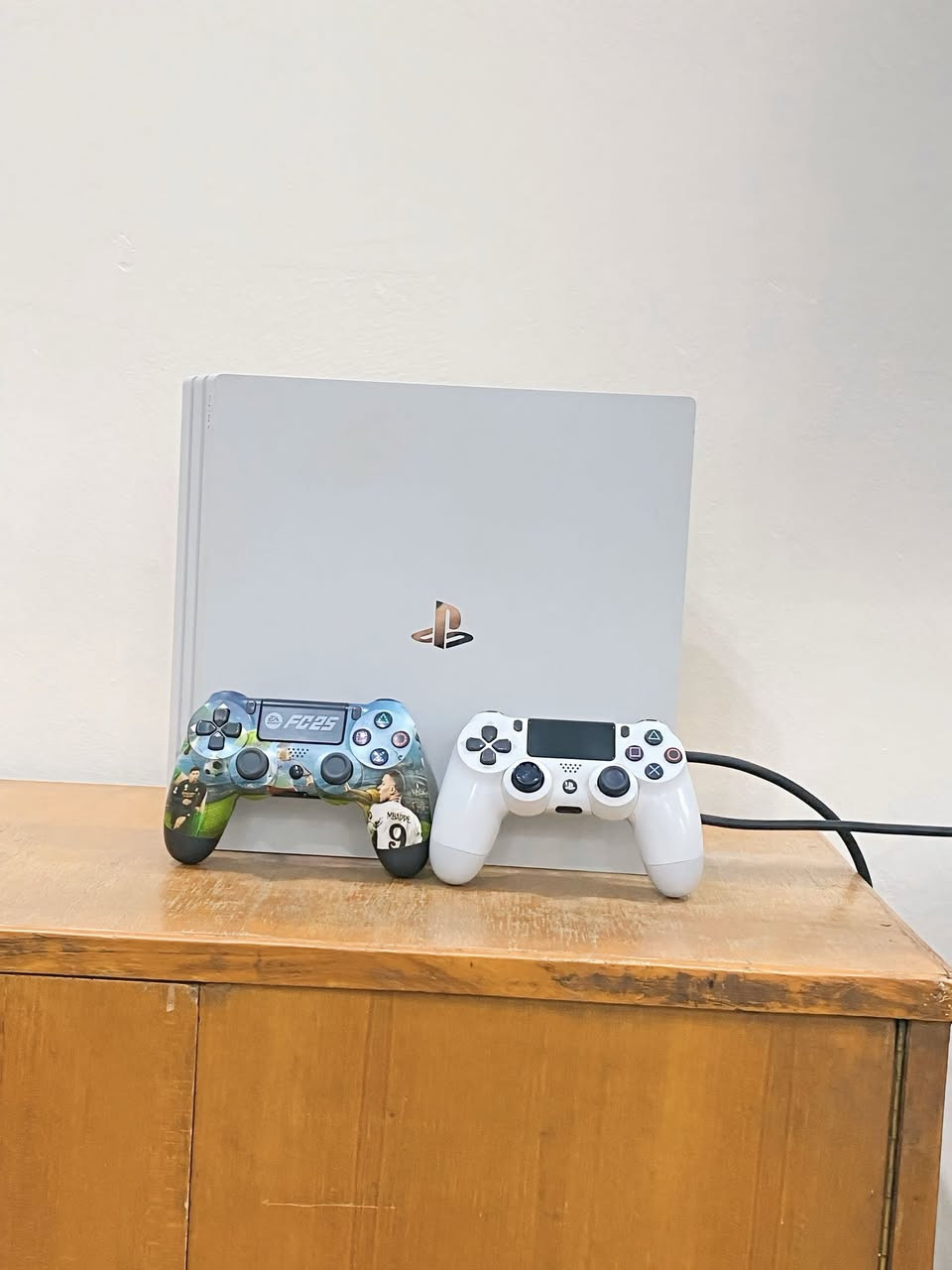 يالله عرض جهاز بلايستيشن 4 برو مهكر ذاكرة تيرا اللون الأبيض نظام 9 بسعر مناسب جداً : 
متاح جهاز بلايستيشن 4 برو مهكر اللون الأبيض ذاكرة تيرا يدعم دقة ال 4kوال HDR 
مع يدتين يدة الجهاز الأصلية لون ابيض ويدة تجارية 
النظام 9 ثاني افضل نظام تهكير بعد ال6.72 من حيث السلاسة وسهولة التفعيل
 الجهاز يحتوي على حسابين حساب يتفعل التهكير بي من خلال الفلاش وحساب الثاني يتفعل بي التهكير بشكل مباشر خلال خمس ثواني بدون فلاش
الجهاز بي 10 العاب من اقوى وأمتع العاب البلايستيشن 4 :  
اله الحرب راغناروك +++ فيفا 26 +++ فيفا 24 
+++ جي تي اي 5 +++ شادو اوف ذا تومب رايدر 
+++ انشارتد الأرث المفقود +++ كول اوف ديوتي 4 ريماسترد +++ كول اوف ديوتي بلاك اوبس 3 نسخة الديلوكس تحتوي على جميع المابات والأضافات يعني كل مابات الزومبي والمالتي بلاير من ضمنها حزمة الزومبي كرونكلز 
+++ اساسن كريد ميراج +++ UFC قتال الBOX
الجهاز نظيف جداً واني محافظ علية كلش وشغال وخالي من اي عطل او مشكلة 
فقط مفتوح للتنظيف وتبديل المعجون الحراري
سعر الجهاز 320 الف 
مكاني : بغداد الأعظمية الكم راغبة خاتون
رقمي : ***********
