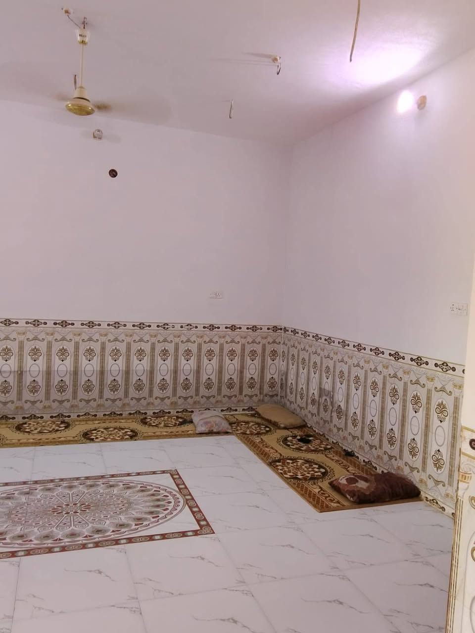 سلام عليكم بيت للبيع بشطره يم لمعارض مال سيارات فرع مولده يبعد عن شارع 50 متر بيت جاهز عل اخر حبايه سكف كونكريت بنا طابوك متكون من غرفتين وصاله ومطبخ ودوانيه مساحته 200 سعر مناسب رقم راعيه ***********
