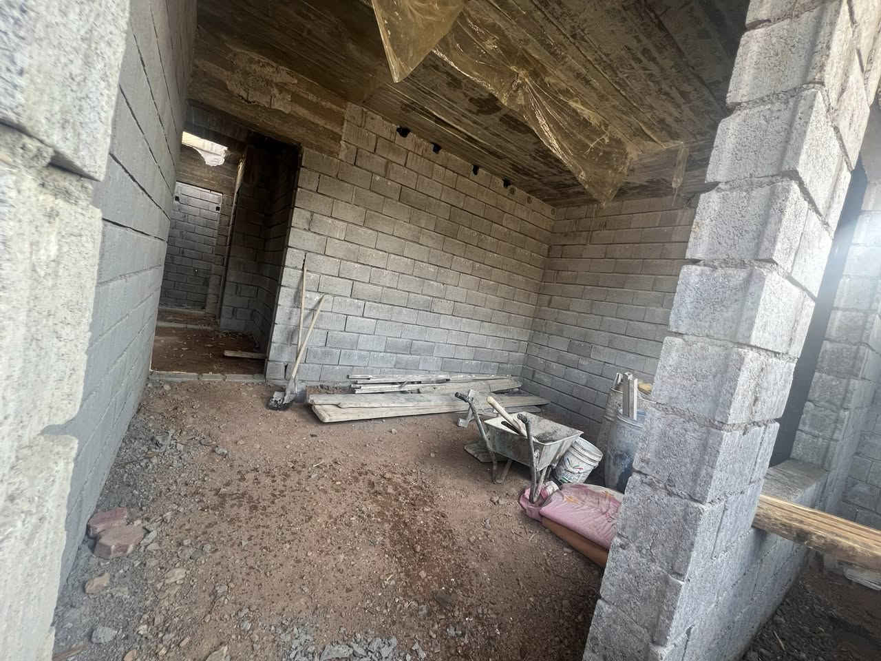 السلام عليكم ورحمه الله وبركاته
هيكل للبيع مساحه 125 متر مربع ركن 

غرفتين نوم *صاله مفتوح ويه مطبخ  +ماء بير مشترك 

عنوان 7 نيسان فرع مغزن كولا 

سعر 22 وبي مجال 

هاتف ***********
