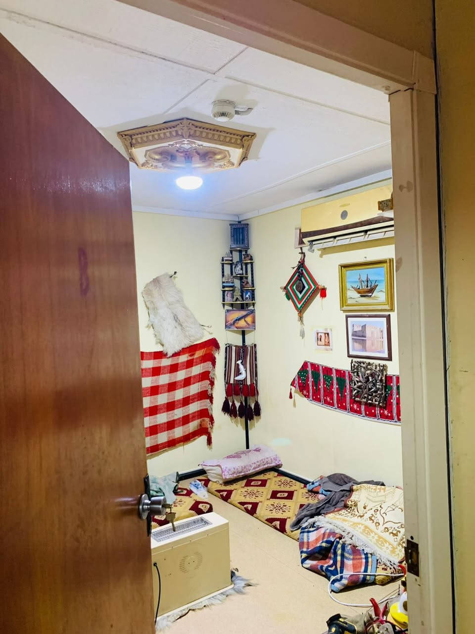 سلام عليكم مزرعة ٢ دونم تحتوي ع كرفان امريكي غرفتين ومطبخ وحمام وماي ارتواز وكهرباء وكامرات مراقبة مكانها البرجسية شارع المكسر قرب شركة المرابع للاستفسار
***********

***********
