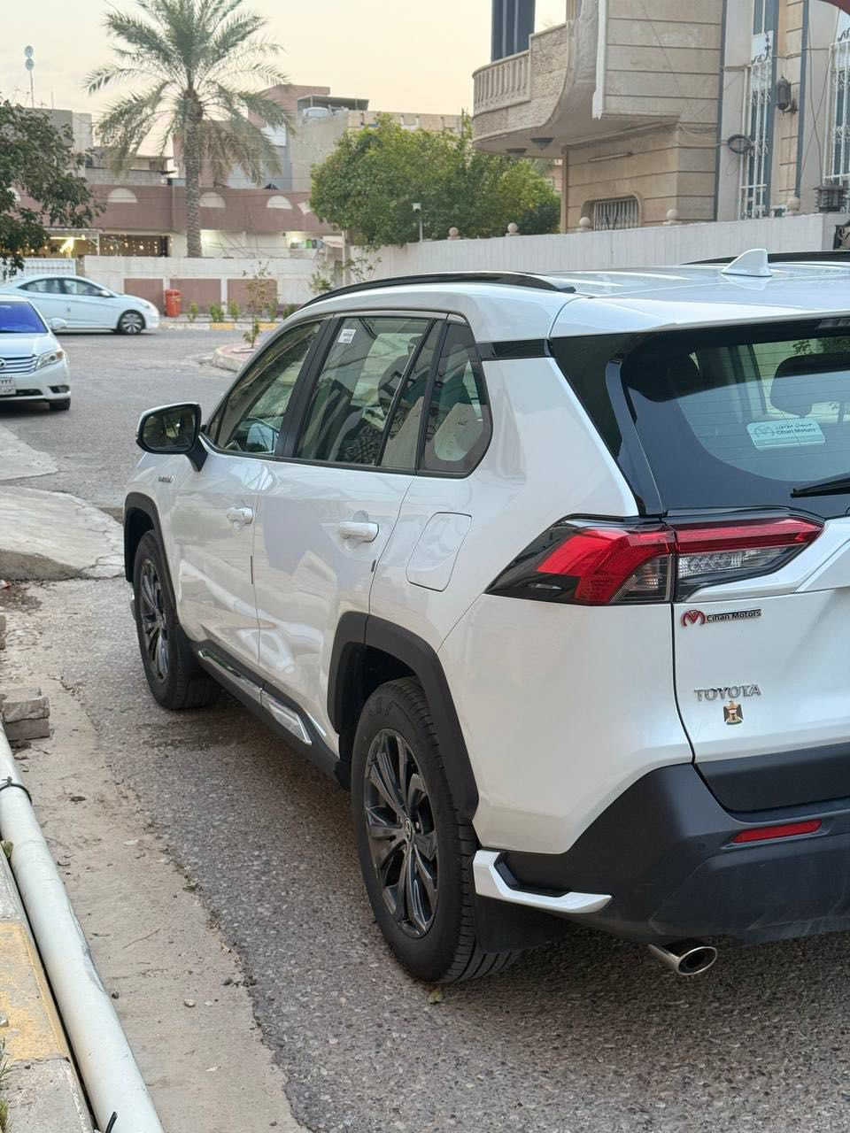 سلام عليكم تيوتا RAF4موديل2024محرك 2.5اربعه سلندر هايبرد سيارده دفع رباعي سياره خليجي وكاله sasكل صياناتها بلشركه سياره بدون ضربه كلين فقط يوجد ضربه بسيطه بلدعامبه الاماميه عفتها على حطتها مصلحتها 
بعدها بلضمان مالت شركه ماشيه 33الف كيلو متر 
مواصفات السياره 
1حساسات الاماميه والخلفيه 
2اوتو هولد 
3دخول ذكي 
4هاند بريك بصمه 
5 فتحه سقف
6 بيها مودات اكيو نورمل سبورت 
7مري كهرباء 
8 دخول ذكي 
9تشغيل عن بعد
10 باقي المواصفات المعروفه مال ساس 
سعر سياره 3شدات وبيها مجال للطيبين 
رقم صاحب سياره ***********مامتواجد فيس فقط واتس
