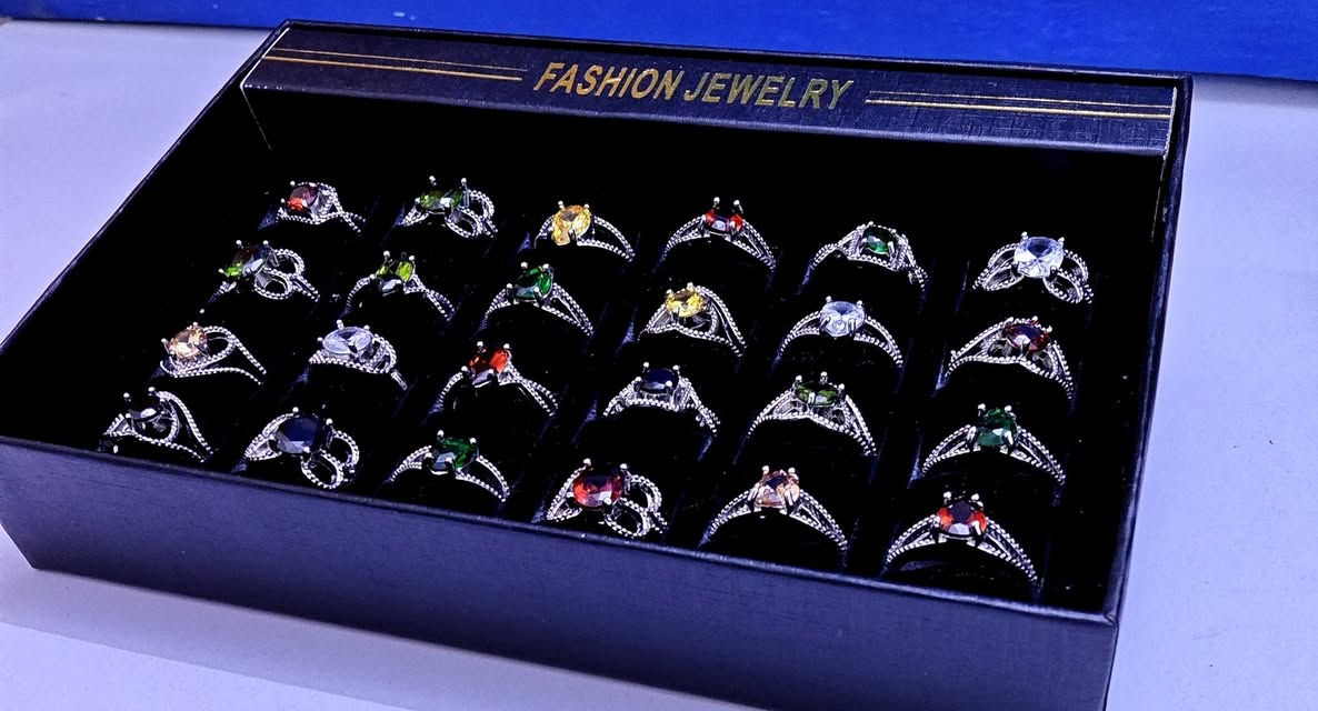 الفخامة مو لازم تكون بعيدة ولا غالية🖤
أهلنا في بسماية العزيزة.. صار الوقت ننهي حيرة الهدايا! 🛑🎁
كثير منكم يحير بمناسبة قريبة، أو يريد يهدي شخص غالي، ويشيل هم المشوار لبغداد، والوقت، والتكلفة، وفوقها الحيرة بنوع الهدية وتغليفها.
في HY.Art، حلينا لكم المعادلة الصعبة:
✅ قطع إكسسوارات راقية: (سوارات، قلايد، محابس) بموديلات مختارة بعناية.
✅ تغليف ملكي مجاني: علبة سوداء فخمة + ورق قش + كارت إهداء "للغالية".
✅ توصيل سريع: لباب عمارتكم داخل بسماية
للحجز أو الاستفسار، تواصلوا معنا عبر رسائل الصفحة 📥
أو اترك تعليق بكلمة "تم" وتوصلك التفاصيل.
عروض الافتتاح كلش حلوة ومناسبة لا تضيعها


**إذا كنت صاحب هذا الإعلان وتريد حذفه لأي سبب، رجاءا أرسل رسالة إلى الدعم الفني**