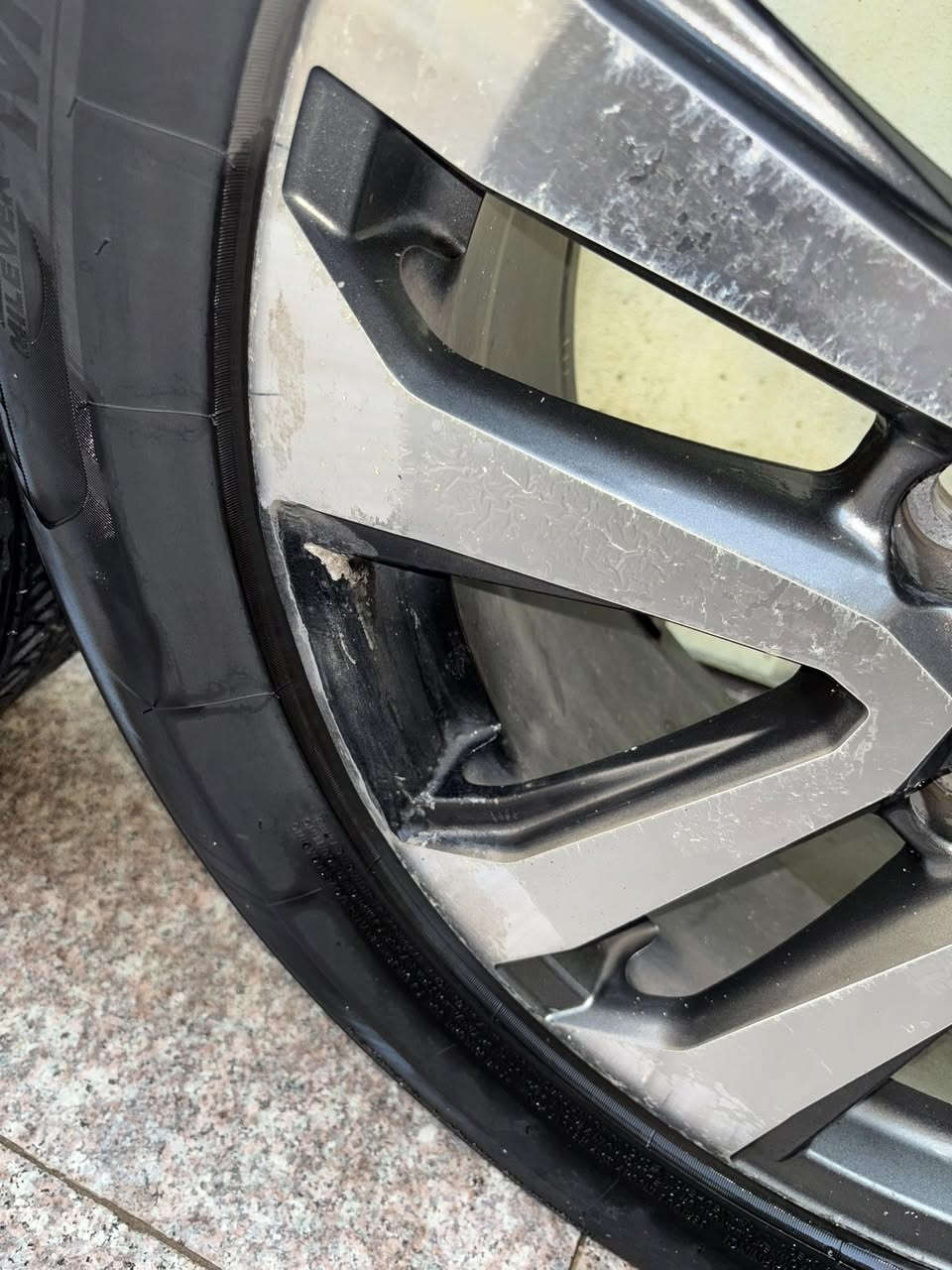 من رخصة الادمن
تخم ويلات هن وتايراتهن حجم 20 مال لاندكروز جكسارة فكسارة " واحد منهن بي طخة بسيطة ملحوم درجة اولى مثل ماموضح بالصورة ومابي اي رجة او رجفة ابداً 
مكاني البصرة ابو الخصيب
5 ورقات وبيهن مجال للاستفسار مراسلة الصفحة او الرقم ***********
