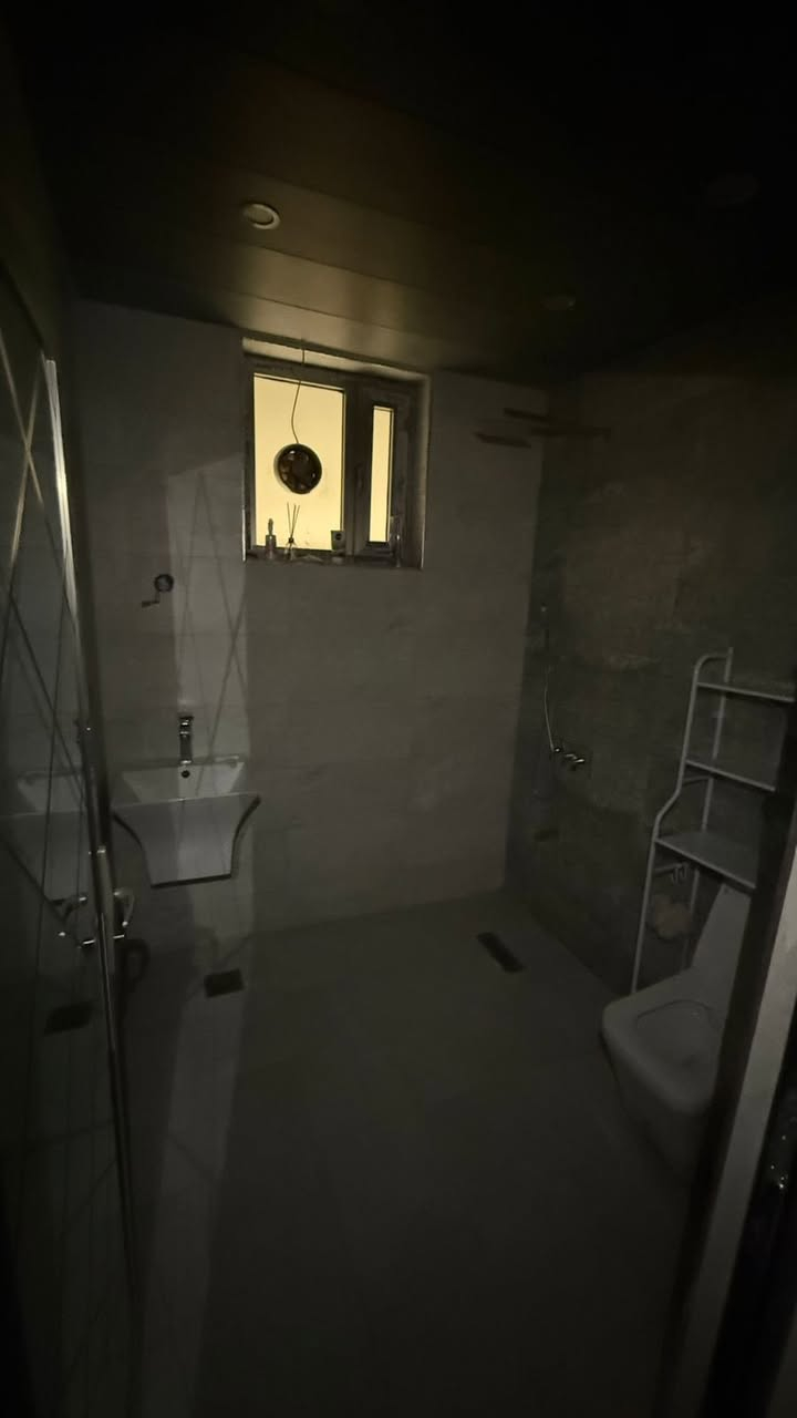 للايجارشقه طابق اول مساحه 130مربع الاقتصاديين جديده غرفتين نوم وصاله مطبخ للاستفسار ***********
