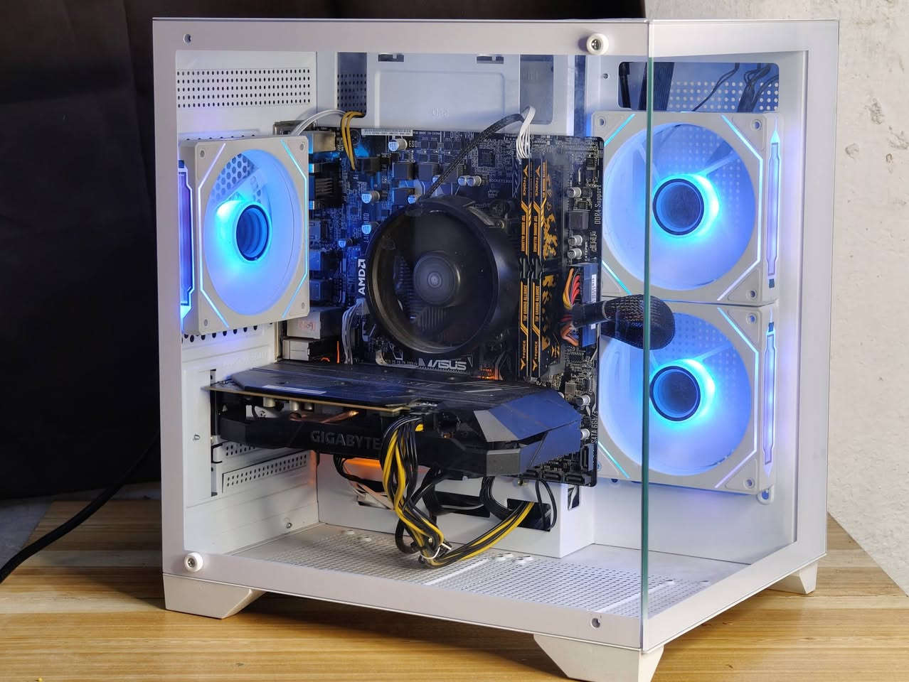 السلام عليكم 
تجميعة للبيع بمواصفات قوية ونظافة عالية جدا مع ضمان حقيقي 🌟
💠GPU: Nvidia RTX 2060 6G Gigabyte
الكرت نظيف والحرارة 70ـنات تحت الضغط
💠CPU:  R5 3500 6C 6TH 
💠Cooler: Stock Ryzen cooler
💠M.B: A320m Asus Prime 
💠RAM: 16GB 8x2 ddr4 3200Mhz T.force TUF GAMING جديدة
💠STRG: m.2 SSD 256GB 
💠P.s: 600w aigo 
💠Case: Glass White case with 3xfan ARGB
WITH RGB Remont Control

ضمان الحاسبة اسبوع 
شرط الضمان تربط على UPS لحماية القطع 
السعر 685 الف دينار كيس فقط بدون ملحقات 

تتوفر ملحقات بسعر جدا مناسب

📍الموقع بغداد مدينة الصدر قطاع 23
🚚 يوجد توصيل لجميع محافظات العراق 🇮🇶 
 هـ ***********  📞
