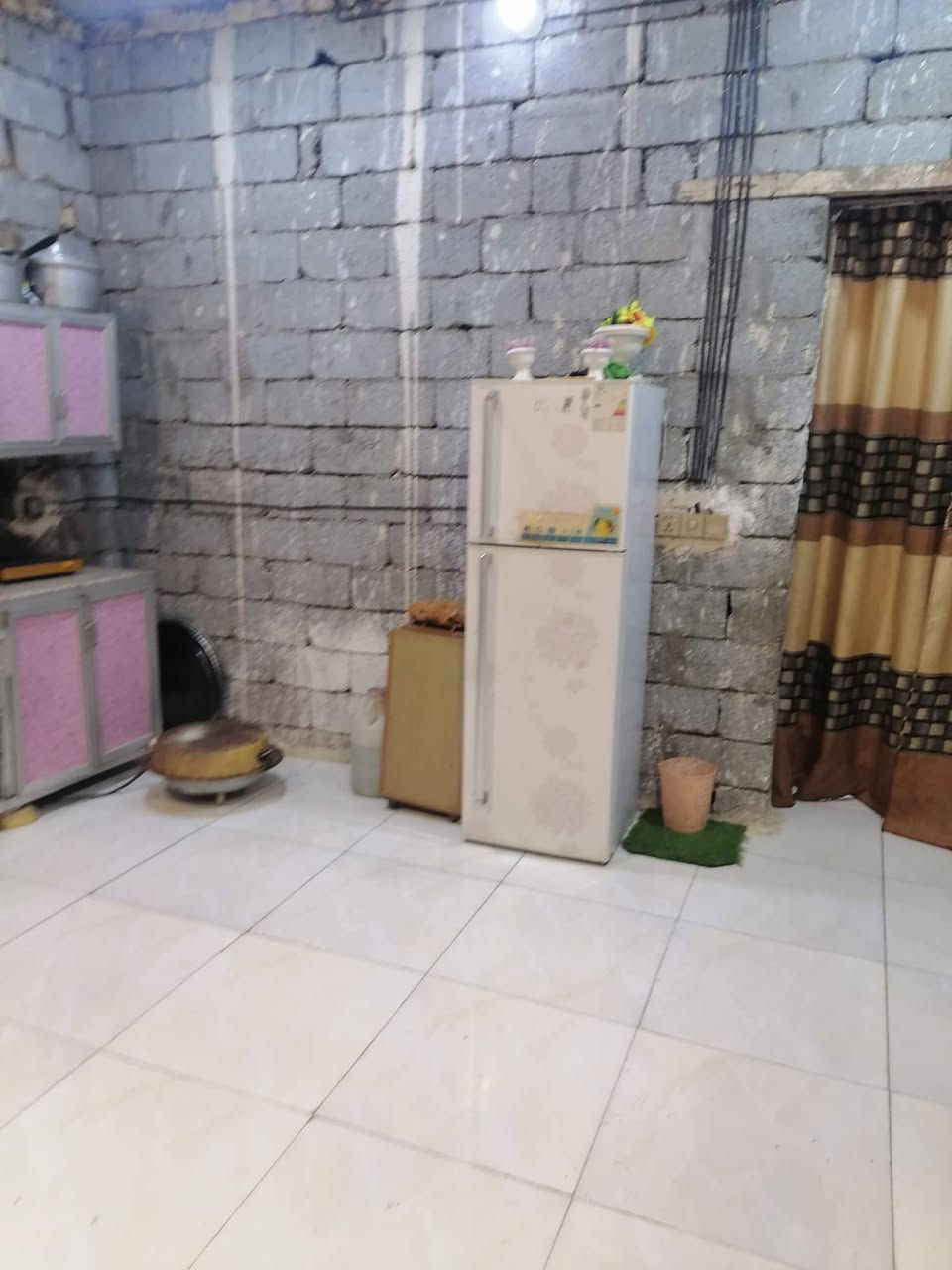 السلام عليكم ورحمة الله وبركاتة بيت 200 متر للبيع غرفتين وصاله ومطبخ او صحيات السعر 25 مليون مكان البيت منطقه سيد خضير باقي التفاصيل عل هاذه الرقم ***********
