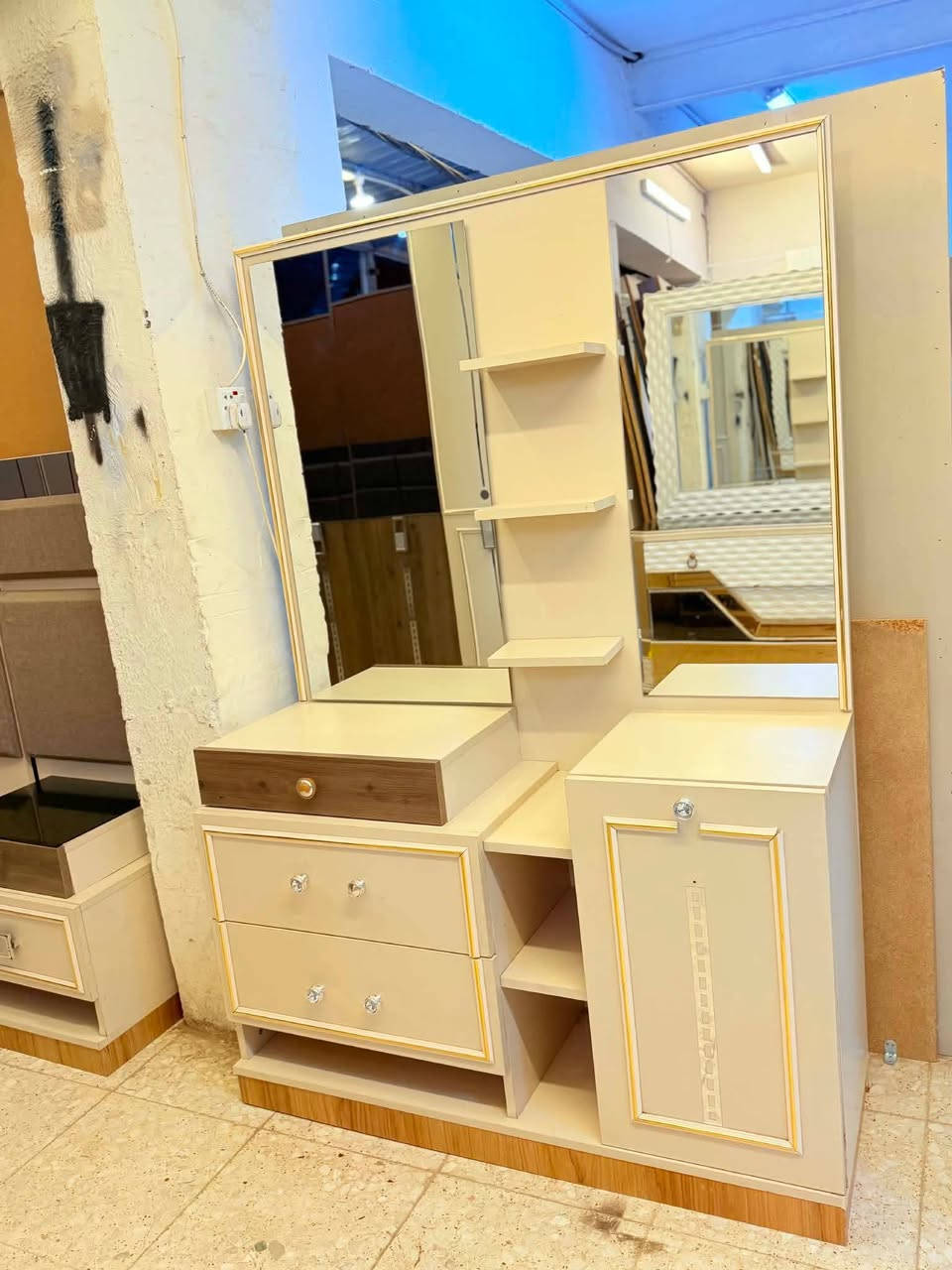 معرض حيدر الوحيلي ✨
✨ *غرفة تركي 🇹🇷 موديل حديث* ✨  
🖤 تصميم تركي 🎀
*المواصفات:*
- نظام أبواب 10قطع
- موديل حديث يناسب كل الديكورات
- نظافة 90/💯 كأنها جديده
وبسعر مناسب 
🚚 شد ونقل مجاني داخل بغداد  
📦 باقي المحافظات توصيل بسعر مناسب


**إذا كنت صاحب هذا الإعلان وتريد حذفه لأي سبب، رجاءا أرسل رسالة إلى الدعم الفني**