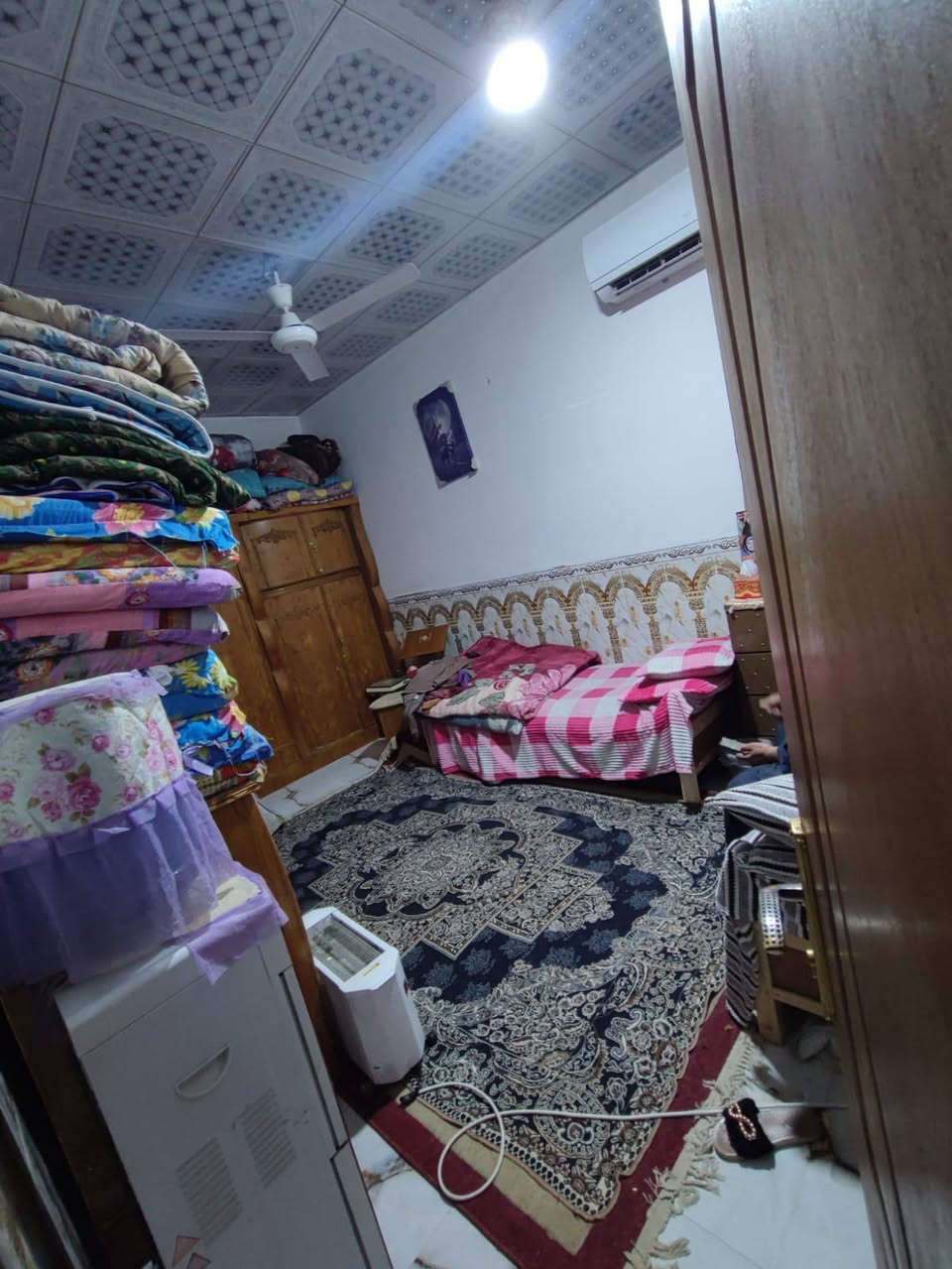 بيت للبيع. 100 متر طابقين مع الأثاث. يحتوي الطابق الاول ع استقبال +مطبخ+غرفه كبيره + صحيات داخليه خارجيه والبيت كله سقوف ثانويه 
الطابق الثاني يحتوي ع غرفتين كبار ونص سطح + فوكهن سطح كامل. العنوان الشبانات / طرشي عين التمر / فرع صمون ولي الله/ البيت سند 17 وبناء جديد وخير من الله. 
للأستفسار الاتصال على الواتساب 
غير متواجد ع الماسنجر فقط واتساب 
***********
