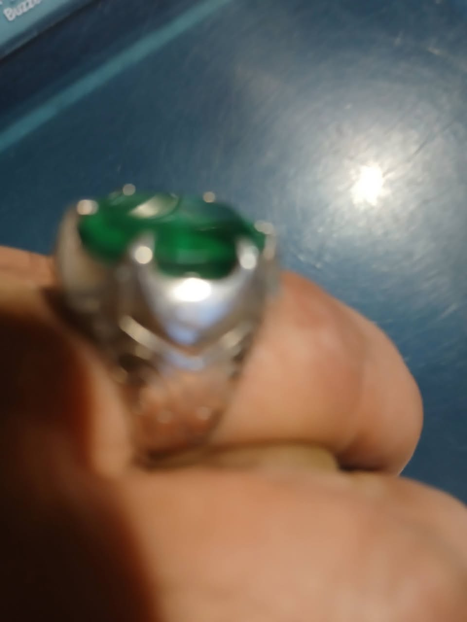 السلام عليكم عندي خاتم فضة حجر زمرد سعرة ٨٠ الف موبايل ***********
