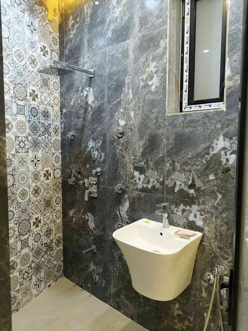 � للبيع بيت VIP – حي كندة
▫️ المساحة: 110 متر
▫️ الواجهة: 5 متر
▫️ النزال: 22 متر
▫️ عدد الطوابق: 3 طوابق
▫️ البناء: 2025
▫️ غير مسكون – بناء موديل تركي درجة اولى 

🔁 يُقبل المراوس بعرصة تجارية

📞 للاستفسار: ***********
