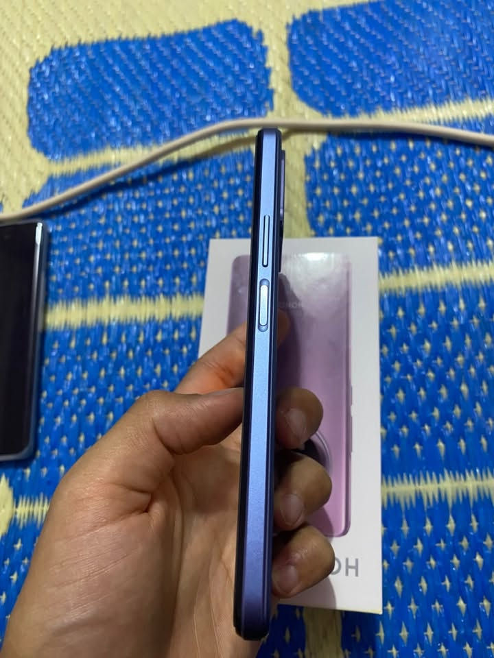 اونر اكس 6للبيع
* **الشاشة:** بحجم 6.5 إنش، من نوع TFT LCD، بدقة 720×1600 بكسل.
 * **الذاكرة والتخزين:** 128 جيجابايت مساحة تخزين، مع ذاكرة عشوائية 4جيجابايت.
 * **الكاميرا الخلفية (ثلاثية):**
   * أساسية بدقة 50 ميجابكسل (فتحة عدسة f/1.😎.
   * كاميرا ماكرو بدقة 2 ميجابكسل (f/2.4).
   * كاميرا عمق بدقة 2 ميجابكسل (f/2.4).
 * **الكاميرا الأمامية:** 5 ميجابكسل (فتحة عدسة f/2.2).
 * **البطارية:** سعة 5000 مللي أمبير.
 * **نظام التشغيل:** أندرويد 12 مع واجهة Magic UI 6.1.
 *منافذ إضافية:** يدعم منفذ سماعات الأذن 3.5 ملم، ومنفذ شحن من نوع Type-C.
 تنويه الجهاز جديد وليسه مستعمل
سعر200قفل 
مكاني كوفه ***********
