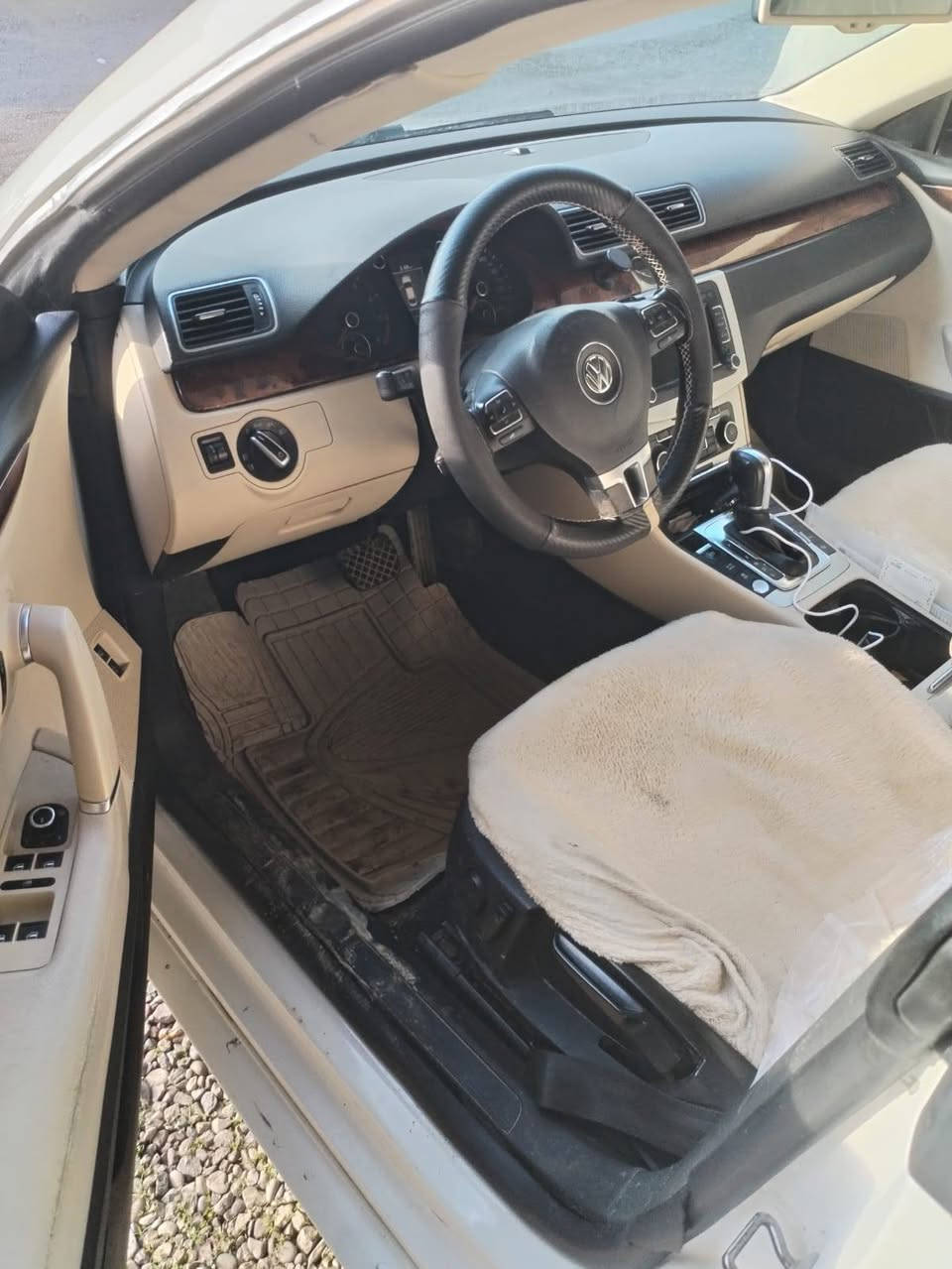 سيارة باسات للبيع محرك وكير نظيف
موديل ٢٠١٢. 
فول مواصفات تشغيل بصمة وتحكم ستيرن ومري وتدفئة وتبريد فول تدفئة وتبريد كشن السائق والسكن
مثبت سرعة و مثبت ستيرن شفتات سرعة 
رقم جديد. صبغ عام
سعر ٧٠ وبيها مجال
باقي التفاصيل اتصل على الرقم
***********
