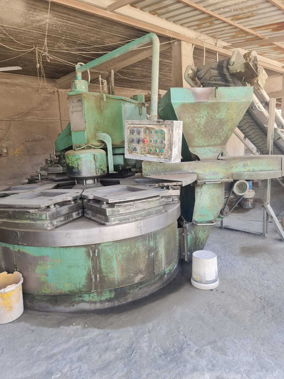 مكابس اثنين اطلاءي اوتوماتيك عدد 2 
وخباطات إيراني عدد 2 
قلابات جلايه عدد 2
اقفاص لصف الكاشي 
رقم التلفون ***********
