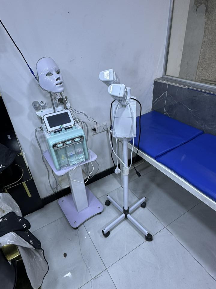 السلام عليكم غراض محل حلاقة للبيع نسبة نضافتهم ٩٥ بالمية كراسي قاعدة مربعة ومرايات وسدية  وجهاز هايروفيشل وبخار ونواعم كلمن وسعرة مكانة بغداد الجديد ***********
