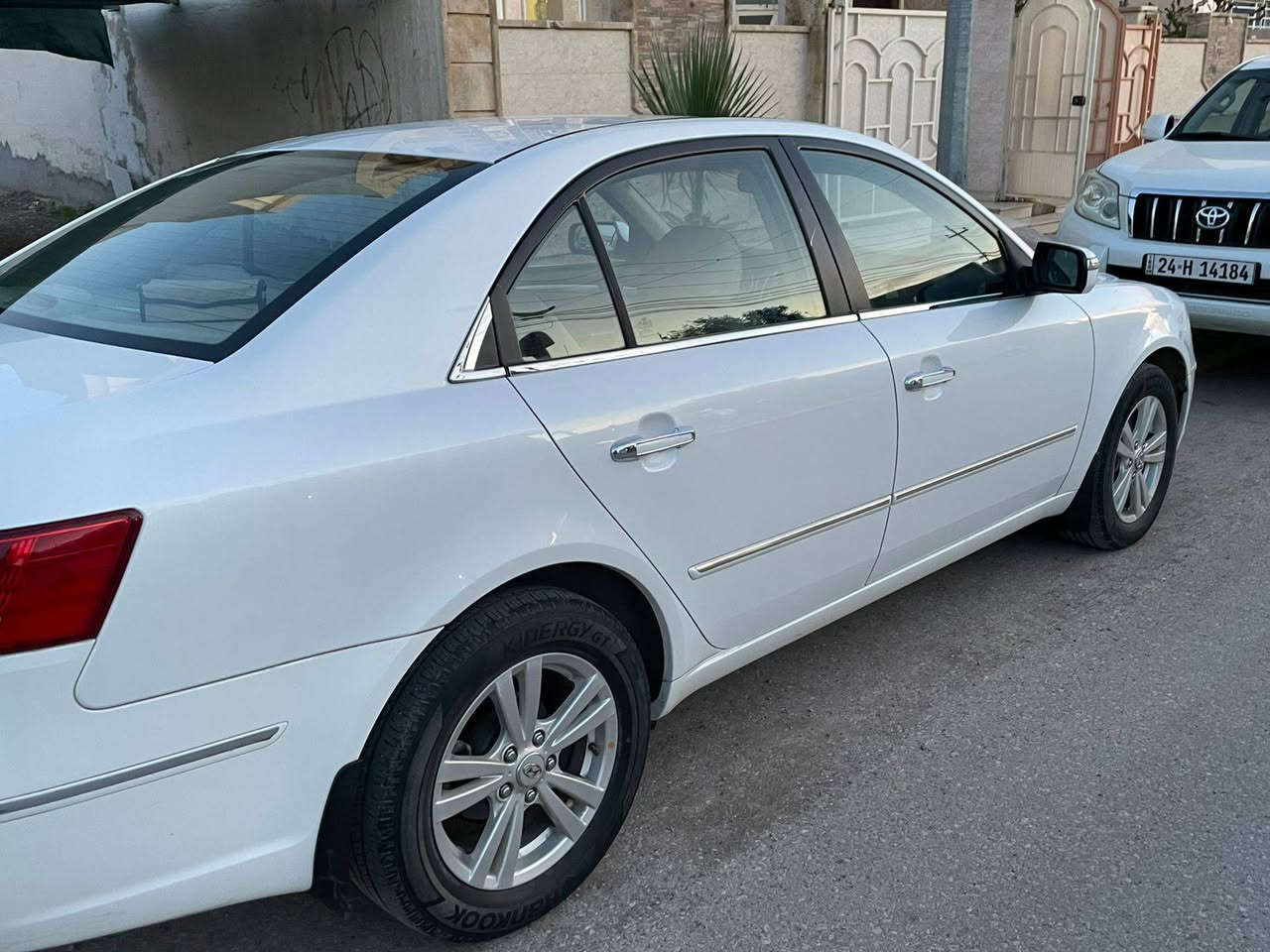 سوناتا للبيع  موديل 2010خليجي وارد اربيل سيارة بلادية من الدعاميه للدعامية لاصبغ ولاتبديل فقط بيها طخه بالبونيد بدون ضربه بچم اثر طخه في بك لايت سيارة كهرباء رجع عليها بگ موضح بالصورة ومعدلها سحب خارجي بدون اي تعديل من الداخل وماصبغتها حتى الطخه اتكون واضحه گير ومحرك 2400 بلادي مامفتوح اي برغي بيها والصدر جدا نظيف وحتى التبريد بعده غاز الشركه وعلى ثاني ايد من الشركه اخذتها من صديق من اهل عنكاوة ماخذها زيرو على ايدة من الشركه وصارلها 5سنوات يمي لونها صدفي بيها تقشير في اسطح الدعاميات من الوكفه بالشمس والتقشير بسبب لونها الصدفي والدشبول بي فطر من الشمس سيارة جاهزة من كل النواحي وداخلها نظيف جدآ مغلفه الارضيه والكشنات للحفاظ عليها والسيارة رايدها 133ورقه بيها مجال بسيط والسيارة موجودها بين بعشيقه وعنكاوة والسنويه مجددة وبأسم عائلتي للاستفسار ***********
