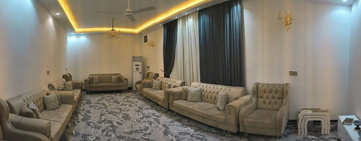 قطعة للبيع بمساحة 350 متر سند 25 اقرار محكمه تحتوي على بيت مساحته 150 متر غرفتين و استقبال وصاله ومطبخ وصحيات مع سبالت عدد 4 مع طخم قنفات مع كاونتر العنوان كربلاء الحسينية شارع الحافظ قريب على مشاتل العتبة خدمات كامله السعر 160 قابل للتفاوض للأستفسار *********** ***********
