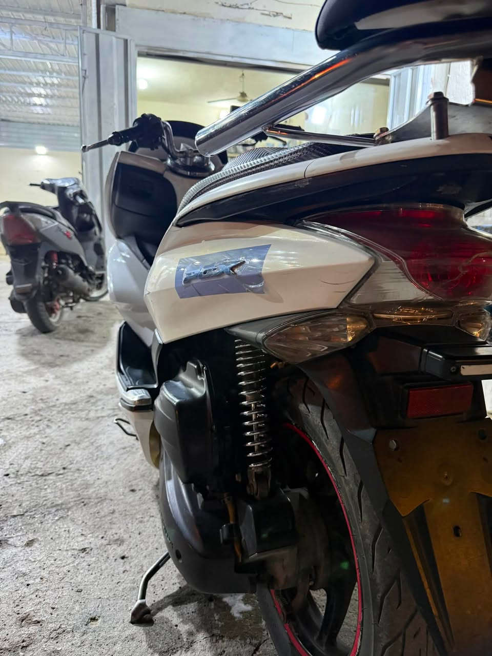 السلام عليكم pcx جيل اول ياباني الدراجه كاملة مكمله مكفوله كفاله  عامه فقط بيها ملاحضات بالكفرات والكفر الامامي هوه ابيض ومغلف ابيض فقط كشن رياضي تجوه رياضيه ادامة اكسل كلجات نوزل فيتبم كلة جديد السعر مليون و250 وبيها مجال بسيط المكان بغداد الحسينية الهاتف *********** متواجد فقط واتساب
