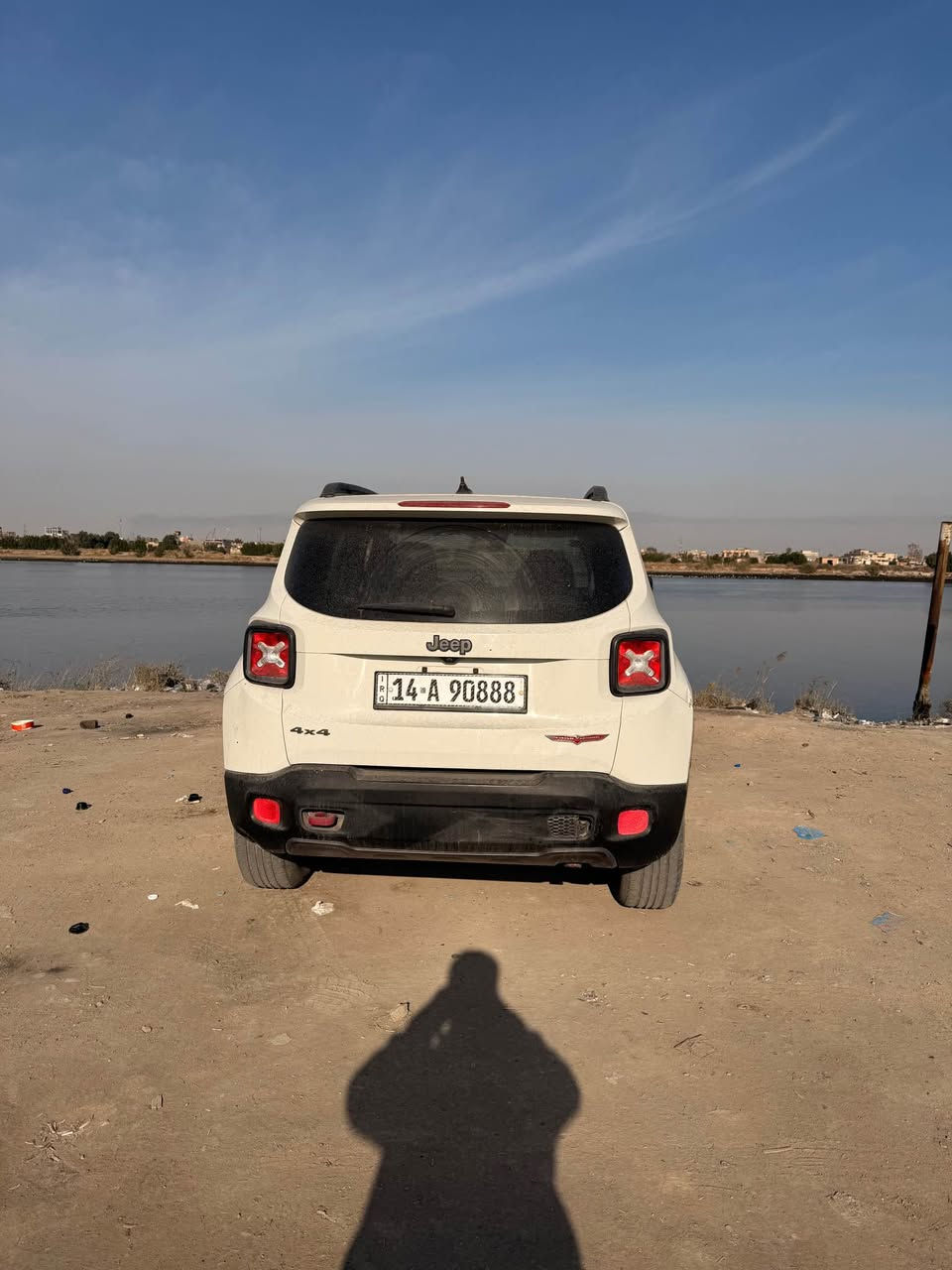 سياره كامله من جميع نواحي محرك كير تبريد وارد امريكي اعلى فئة وتشتغل ع بانزين العادي محركها جيد جدا ضررها بامريكا نص البنيد والجاملغ باب السائق  وعيوب بسيطه اخرى وايرباك ال ستيرن سليم سياره رقم بصرة مميز السياره باسمي سعرها ١٢٥ ورقه وبيها مجال بسيط 
وهذا رقمي *********** البصرة, العراق
