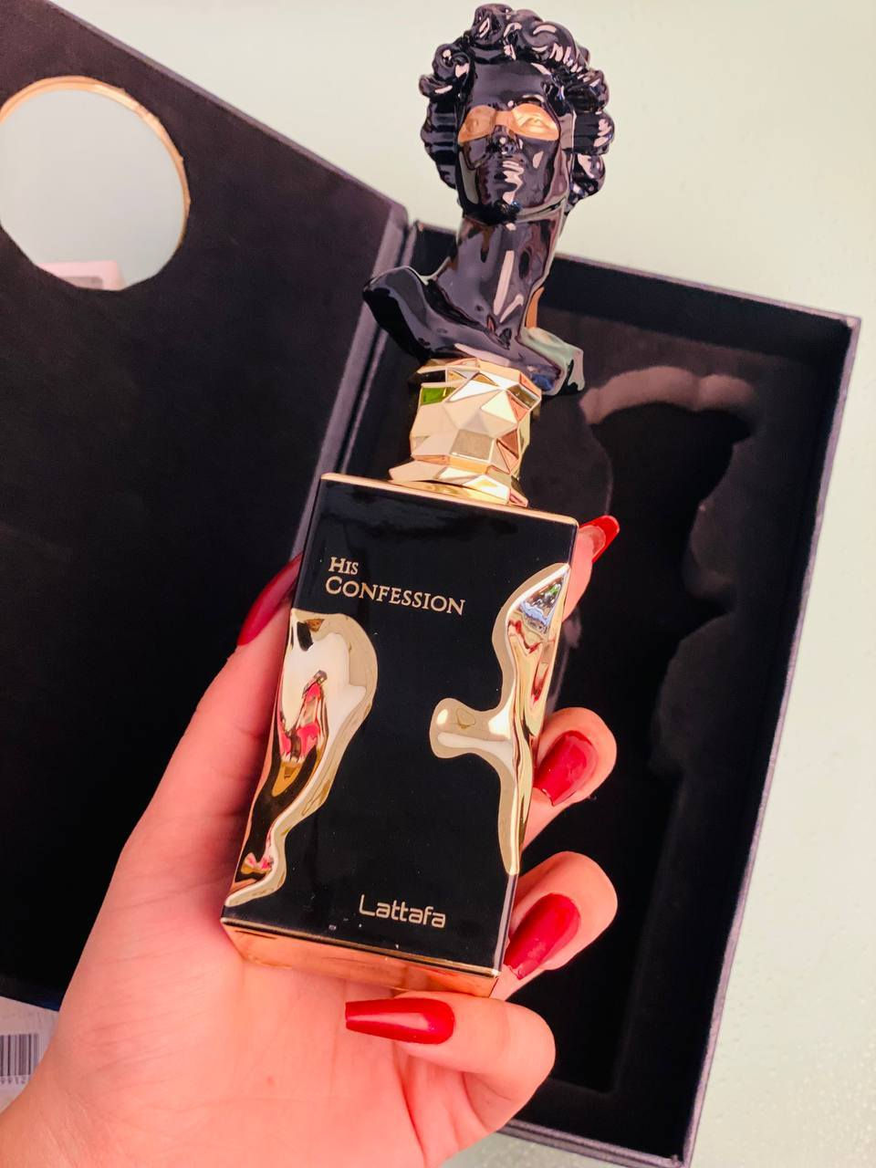 ✨🖤 Lattafa Her Confession EDP 100ml
عطر ساحر للجنسين… دفء وغموض وأناقة بلمسة وحدة 🔥
بديل Blanche Bête – Liquides Imaginaires
✔️ افتتاحية قرفة جذابة
✔️ قلب زهري فاخر (ياسمين، مسك الروم، بخور)
✔️ قاعدة دافئة من التونكا، المسك والفانيليا تدوم طويلًا
اختيار مثالي لكل مناسبة 🤍
🇦🇪 المنشأ: الإمارات الأصلي

للحجز مراسلتنا دايركت 
توصيل لجميع المحافظات العراق


**إذا كنت صاحب هذا الإعلان وتريد حذفه لأي سبب، رجاءا أرسل رسالة إلى الدعم الفني**