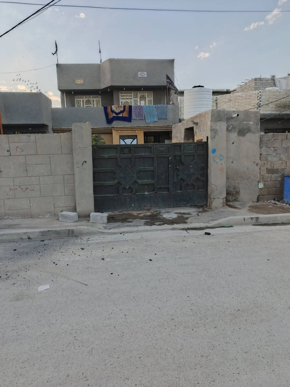 سلام عليكم ورحمه الله وبركاته البيت البيع م٢٥٠ طابقين يحتوي على ست قرف وكراج وحديقه عنوان جسر اديالئ حي سلام ثانيه قرب شركه مجاري تواصل ***********
