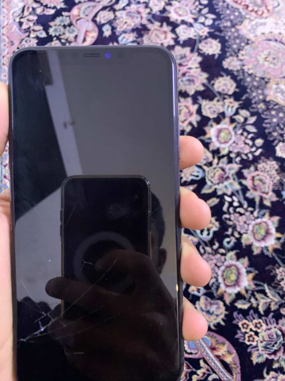 ايفون 11 برو ماكس 
بطارية 91 %
ذاكرة 256 
مبدل شاشة وبيها ضربة خفيفة موضحة
السعر 275 الف وبي مجال قليل