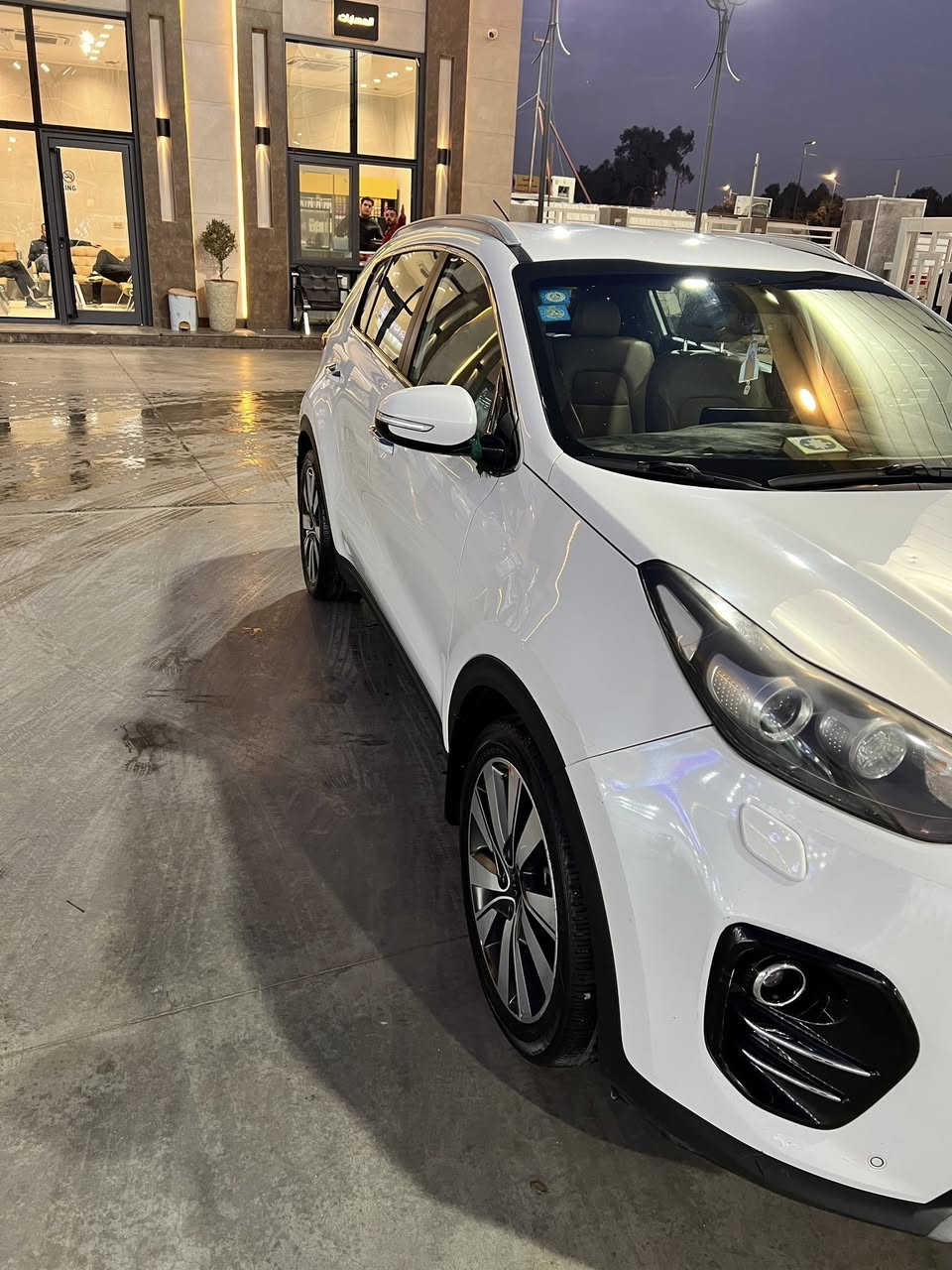 السلام عليكم 
سيارة كيا سبورتج 
موديل 2018 خليجي 
موصفات سيارة 
شاشة
 كامرة خلفية 
وحساسات امامية خلفية 
3 وضعيات قيادة 
سبورت وقتصادي وعادي 
تبريد قطعتين 
منظومة زنون 
تخم تاير جديد 
صدر جديد 
السيارة مكفولة من الصبغ والبارد 
السعر 180$
***********
***********
العنوان البلديات
