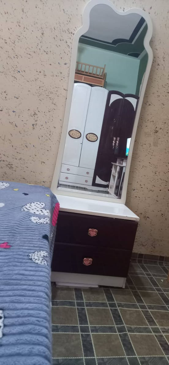 غرفة نوم للبيع السعر 200وبيها مجال بسيط المكان السجر الاتصال على الرقم ***********
