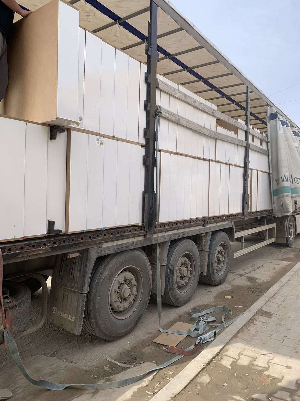 للبيع فاترينات جدد الاتصال *********** وتساب العماره حي الحسين الجديد مقابيل السوك الاخضر شارع ابو شاكر
