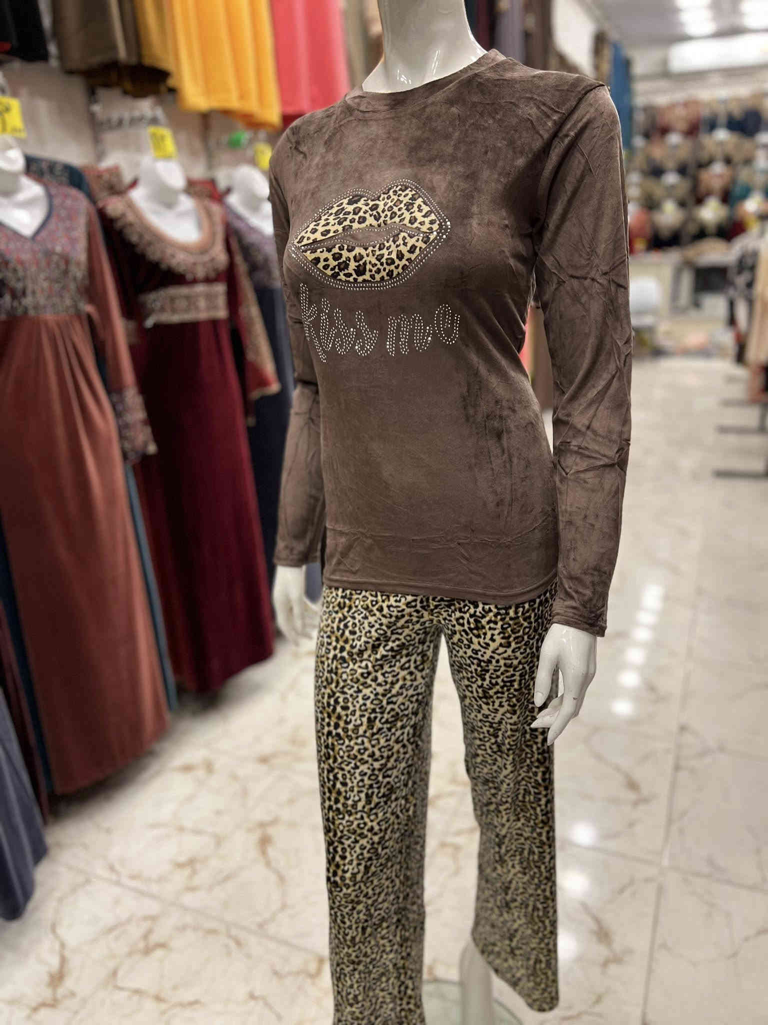 تراك  نسائي فول ليكرا 
خامه ممتازه 👌
يلبس وزن من50إلى 90كيلو 
سعر الجمله 12 قطعه (75 )الف
سعر المفرد (8)الف 
يوجد توصيل داخل الموصل 🚚 
(واتساب )***********
