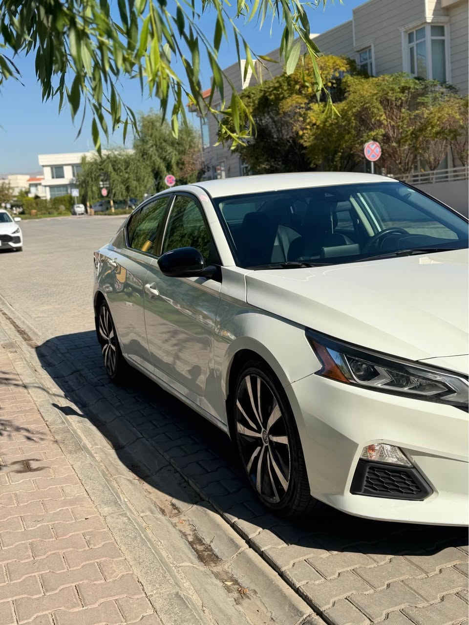 ئاڵتیما ئێس ئاڕ ٢٠٢٢ سپی بێ بۆیاخ ١٧٥ وەرەقە و مەجال 
٧٠ هەزار کیلۆمەتر ڕۆشتووە و بە شەرتی گێڕ و مەکینە 
دەعمەکەی زۆر خەفیفە و تەنها دەعامیەکەی شکاوە 
ئێرباگ بەس داشبڵ تەقیوە و شەریکە بۆی دانراوەتەوە 
هیچ مەسرەفێکی نیە و بە شەرتی تەحویل و غەرامە 
مواسەفات: پادڵ شەفت، تەحدید سورعە، ٣٦٠ پلە ڕادار، بێ دەبڵ ئەکسل بێ تۆربۆ، مەکینە ٢.٥ مەرغوب، کوشن کارەبا، بەسمە زۆر مواسەفاتی تر… 
بۆ زانیاری زیاتر تەلەفون بکەن .. *********** السليمانية, العراق
