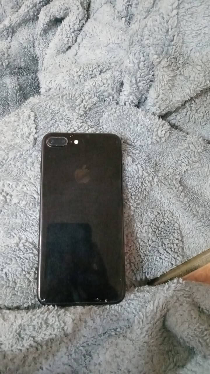 ايفون 7 plus 

ذاكره 256 
بطاريه 100 
اي شي بي مامبدل ماعدى السماعه 

للسعر تواصلو وياي على هذا الرقم *********** 

مستعجله عليه عيوني وها بي مجال  ويا كيبل شاحن وايضا كفرات هواي موجودات
