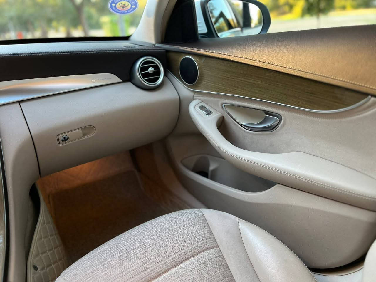 سلام عليكم مارسدس 2015  خليجيه كفاله عامه ماشيه 81  السعر 200 وبيه مجال بسيط غير متواجد علئ الفيس ***********
