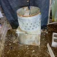 هالوسسه دجاج للبيع+قفصين بلاستك +مذبحة 07778098460