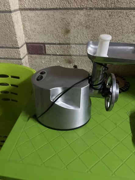 السلام عليكم مثرامه لحم للبيع السعر٥٠مكان طوريج ***********
