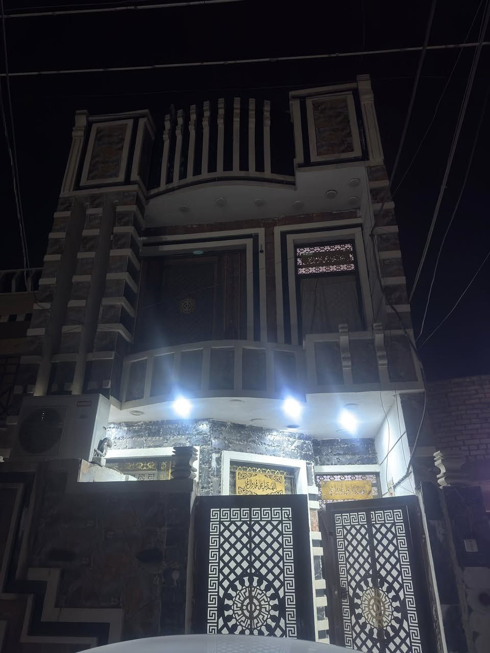 السلام عليكم
بيت للبيع مساحة 100 
واجهتة 5 
بناء حديث سنة 2023 
كلش نظيف وعلى ايدنة 
‏تفاصيل البيت كلها داخل الفيديو 
الموقع نهاية شارع المعهد السدة 
للأستفسار ***********
