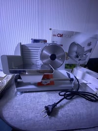 هذه الآلة هي قطاعة طعام متعددة الاستعمالات من نوع Clatronic MA 3585. ا...