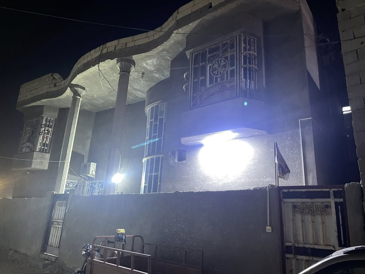 السلام عليكم  بيت بالجزيرة باب الهوه شارع باب الحاره مساحه 230م طابقين عدد الغرف 5 عدد مطبخ 2 صحيات عدد 3 دوانيه وكراج سياره بناء طابوك سقف كونكريت طابو ملك صرف زراعي ***********
