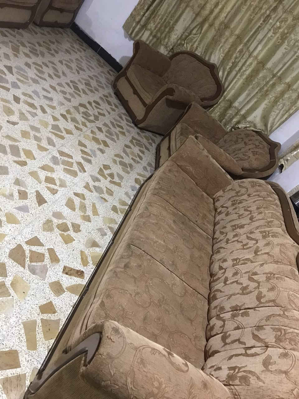 السلام عليكم 
طاخم لبيع 
٤ صغيرة ٢كبيرة
مكان موصل مزارع الحدباء 
***********
السعر 100 وبيها مجال
