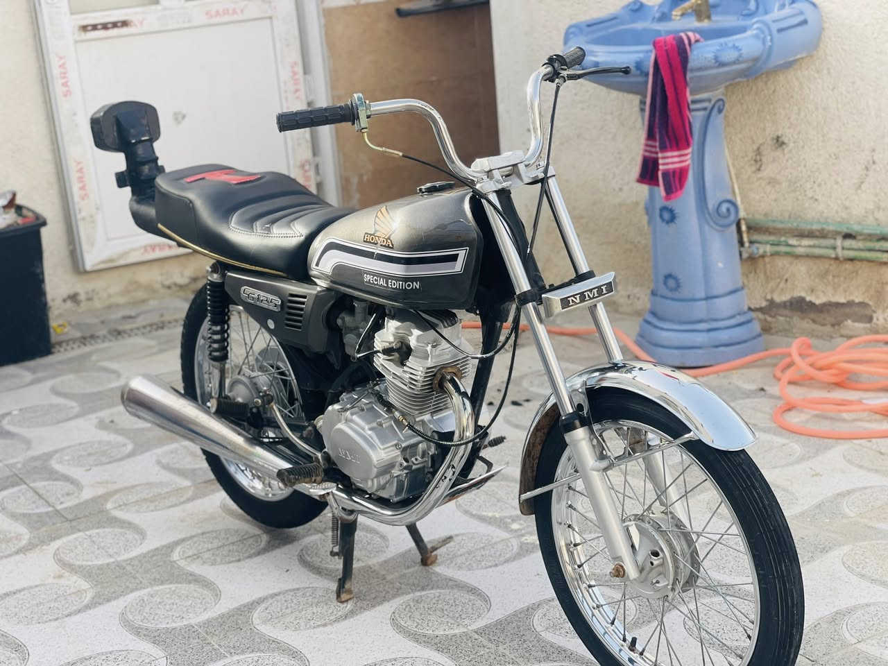 يالله سلام عليكم دراجه لبيع أورق كامله شاصي ارشا ١٧ تعميره ٢٥ مكينه شلامجه مكفوله من اي شي الشراب بيه خير ويدلل مستعجل ع بيعتها يشهد الله *********** شطره
