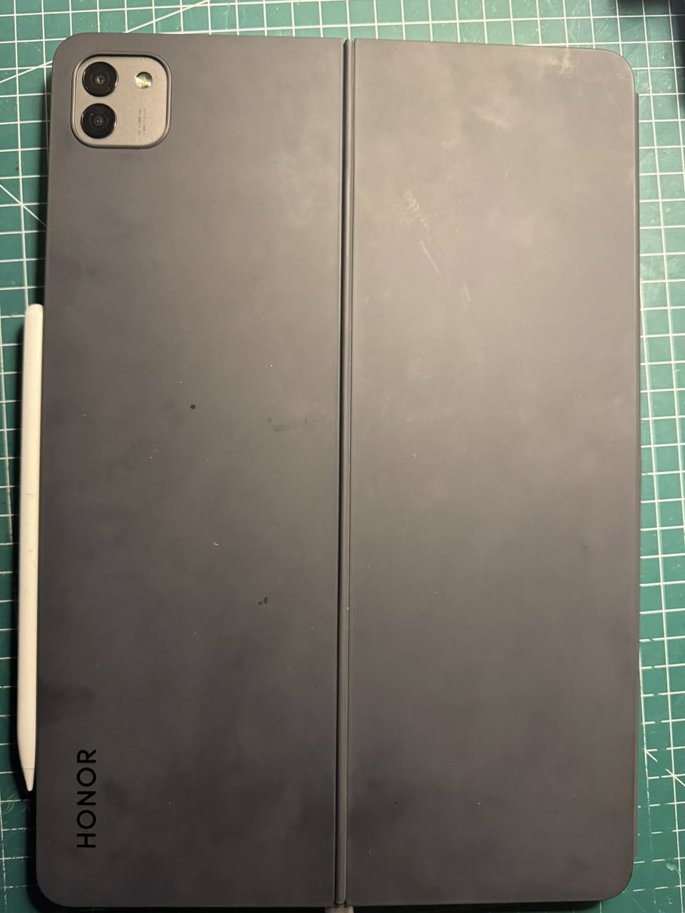 السلام عليكم
Honor magicpad 3
الاحدث من اونر 
نظافة 95%
بطارية 100%
استعمال قليل اقل الشهرين
يجي وياه كامل ملحقاته 
كيبورد 
وقلم 
رام 16
تخزين 512
رايده ب 850 وبي مجال بسيط للشراي 
للتواصل واتساب 
***********
