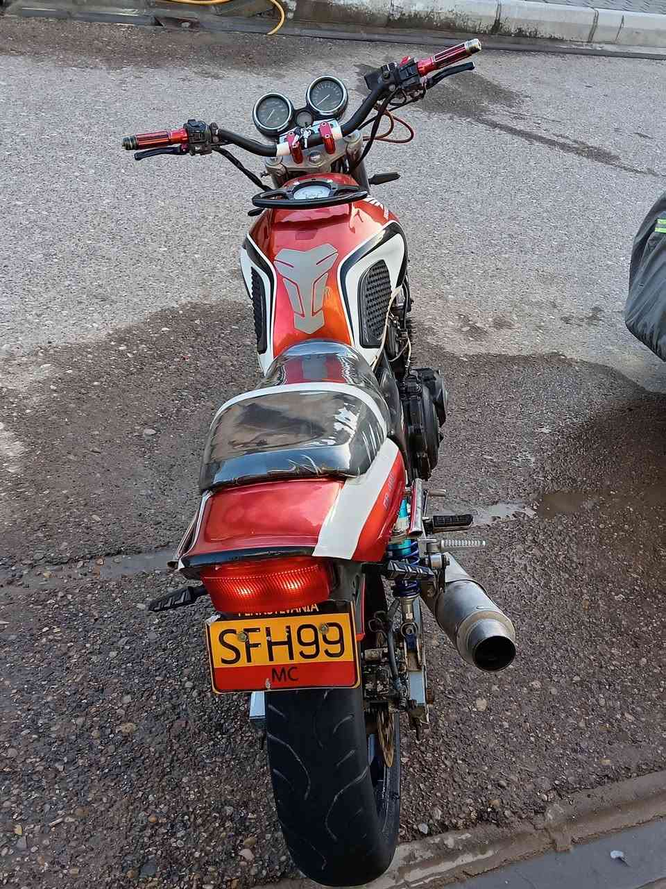 السلام عليكم. 
سي بي فوى ٤٠٠
جيل اول ١٦ ولف
كير مكينه كشر خير من الله
مكينه مكفوله من فتح
عليها هواي شغلات تزويد شوفت عينك
اوراق كامله 
 دهن +ماي زيتي اخضر بدلتهم صالي كم يوم 
استفسار ***********
