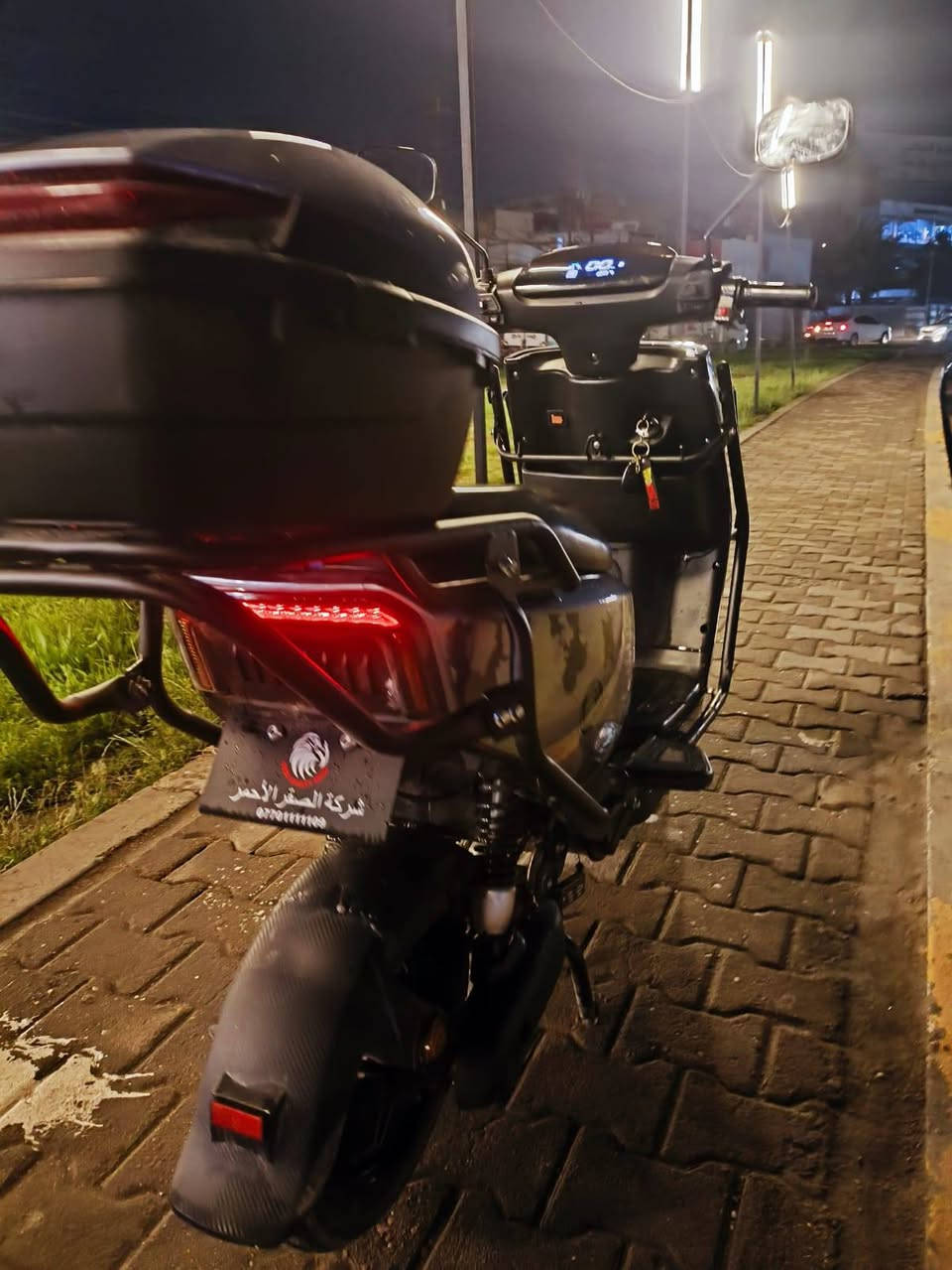 دراجه كهربائيه طراز TDT32Zبصفات :
سويجين وبصمتين/ لون رمادي فضي/مديل2024/ثلاث سرع/سرعه100/ تمشي مسافه 65كيلومتر/بدرع كامل حولها/مقعد واحد تتحمل وزن150كليوغرام/7بطاريات جديده كل بطاريه بقوة32 أمبير /كل الكهربائيات شغاله لايتات عالي وناصي /اشاره يمين ويسار/مابيها اي شخط او دعمه /مرايات جانبيه /شاحنتها الاصليه/ الدراجه مامستعمله هواي جديده كدامكم بالصور 
سعر 800 وبيها مجال المكان بغداد الزعفرانيه 
الشراي يتصل على رقم ***********
