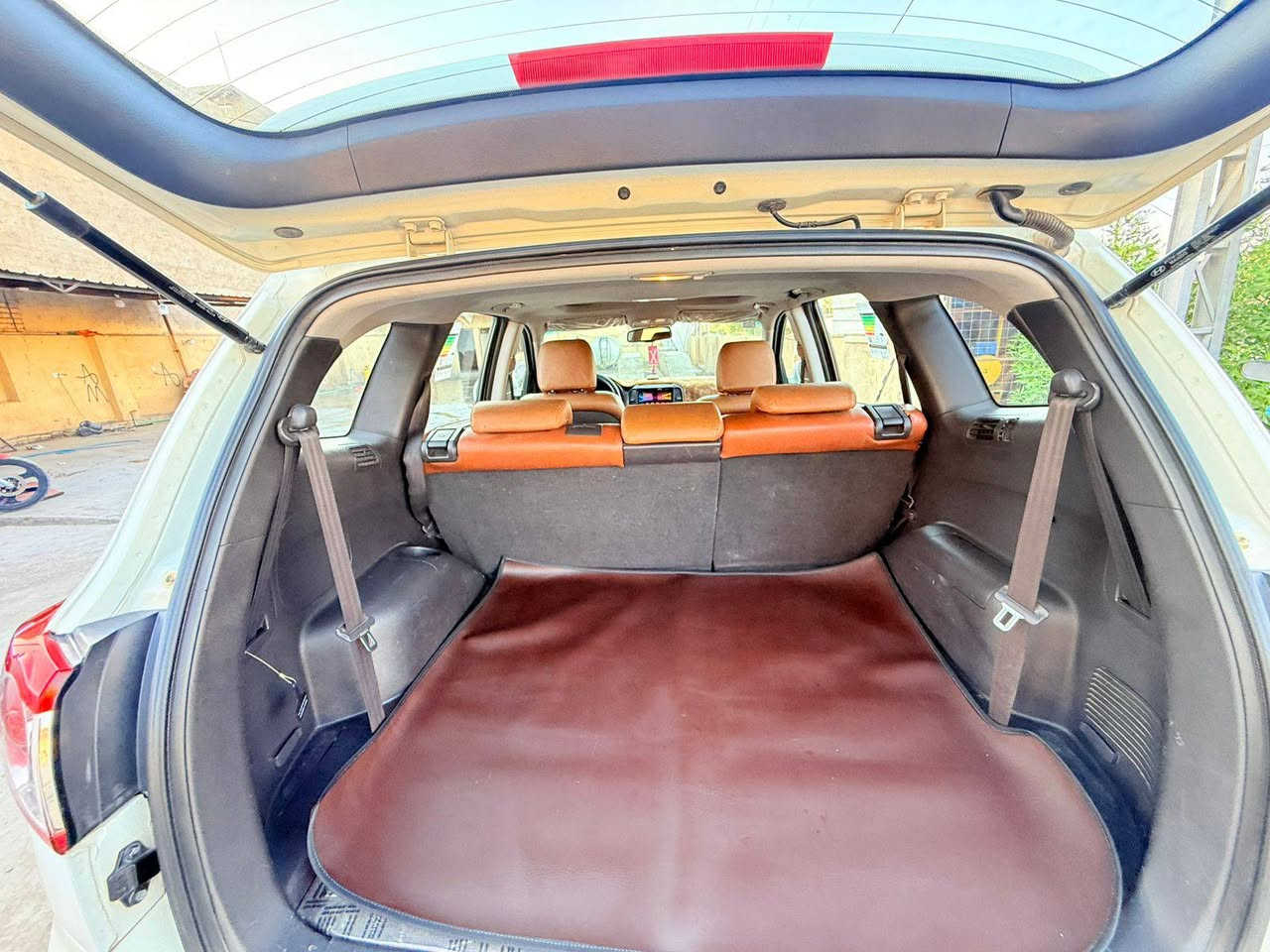 سلام عليكم سنتافي موديل 2012 خليجي فول مواصفات ماشيه 166مكفولة من الصبغ والضربة ما عدا جاملغ أمامي صبغ بدون دواخل السيارة  السعر 175 أي أستفسار الاتصال على رقم ***********
