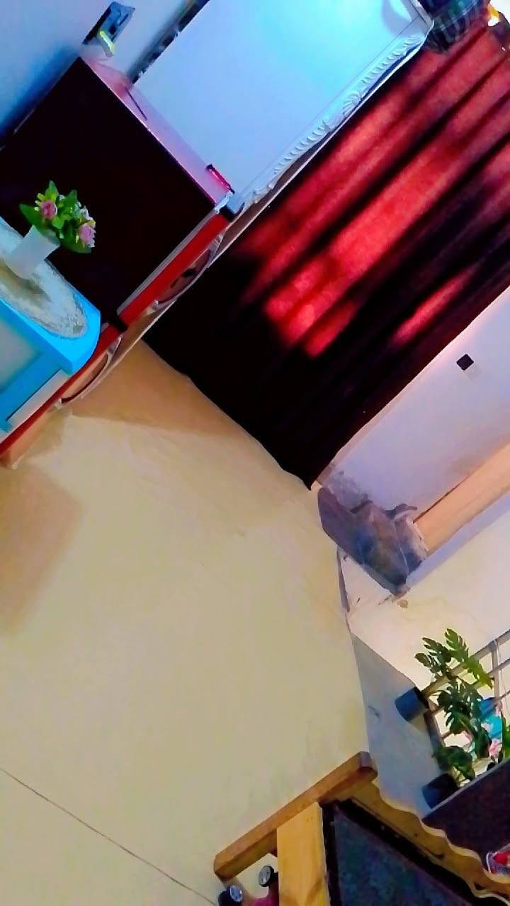 السلام عليكم عندي بيت طابقين للبيع مساحته 80 م  سعره 25 مليون  الطابق الاول متكون من كراج ومطبخ وصحيات خارجي وصالة وغرفة  وحمام داخلي والطابق الثاني غرفة وصالة وصحيات العنوان بغداد منطقة الاصلاح للاستفسار اكثر الاتصال على الرقم ‏‪***********‬‏
