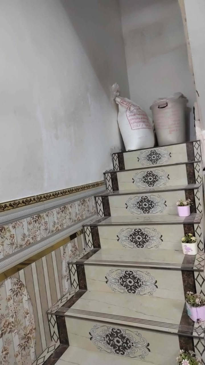 السلام عليكم بيت للبيع حي العسكري بالدوانم مال الازم المساحة 140م بناء قاطين قرب المولد
***********
