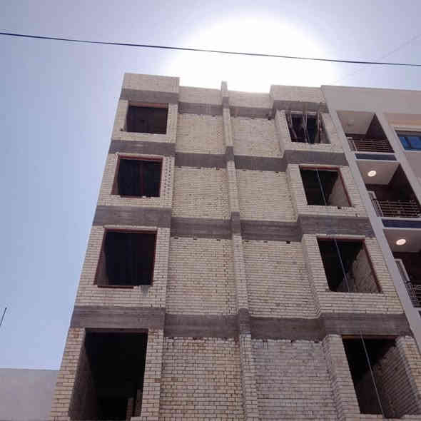 مواصفات عمل الهيكل عضم  سعر المتر 170 لف 🏠
1- تنضيف الارض جيداً من الاوساخ والانقاض 
2- فرش الجلمود و السبيس المفحوص بارتفاع 20 سم وحدله مع الرش بحادلة 20 طن
3- فرش الارض باكملها بنايلون زراعي سميك  
4- تاسيس الحصيرة الاولى والجسور حسب تصميم الخارطة بالشيش الماس او ff ورفعها عن الارض ( سبينسر)
5- تاسيس المجاري نوع الامل الشريف وناطق الجبوري ٤ انج مع عمل قالب ثابت للمنهولات واغلاقه حتى نهاية العمل وتسليط الانابيب بطرق هندسية 
6- تسليح الارض بشبكة ثانية من الشيش الماس او. ff 12 و 16 حسب عدد الطوابق والتصميم الانشائي 
6- صب الارضية ( رفت) صب مركزي c35 بارتفاع لايقل عن ٤٠ سم  مع رش الكلوريدين قبل الصب مع عمل منظومة معالجة الارضة والحشرات

 ثانيا الهيكل 

1- صب بتلو ٢٠  سم من الاسمنت المقاوم 
2- بناء الدار بارتفاع ٣.٢٠للطابق الارضي و٣.١٠ للطابق الاول وبطابوق جمهوري( البيان - ابو الجص - العنكوش)  خالي من الاملاح مع تثبيت انابيب المرازيب والسبالت والستلايت والانترنت مع البناء 
3-عمل قالب الطابق الارضي وعمل رباط سقف للطابق الارضي ٤٠ سم والطابق الاول والبيتونه ٤٠ سم فوق الابواب والشبابيك
4- تثبيت انابيب الكهرباء بالسقف 
5- تسليح بشيش ff او الماس بابعاد ١٥ سم وعمل جسور مخفية في المساحات الكبيرة 
6- صب السقف صب مركزي c35 
7 - بناء الطابق الاول  بنفس المواصفات والمواد المذكورة سابقاً مع البيتونة وعمل مرد ماء مسلح  ٢٠×٢٠ للسطح
استفسار على ارقام 
***********
***********
