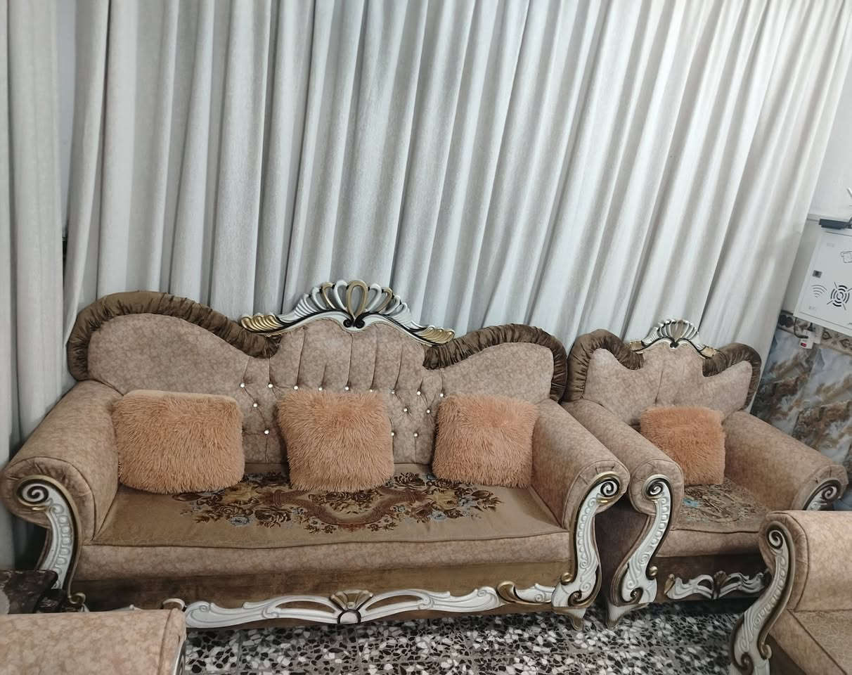 سلام عليكم تخم 8 مقاعد للبيع نظيف جدا ، 2 كراسي وقنفتين ثلاثيه نظيف جدا مابي اي ضرر وياه كوشات هديه سعر 325 وبي مجال مكاني الحريه شارع الدور العريض قرب مصور عيسى للإستفسار ***********.
