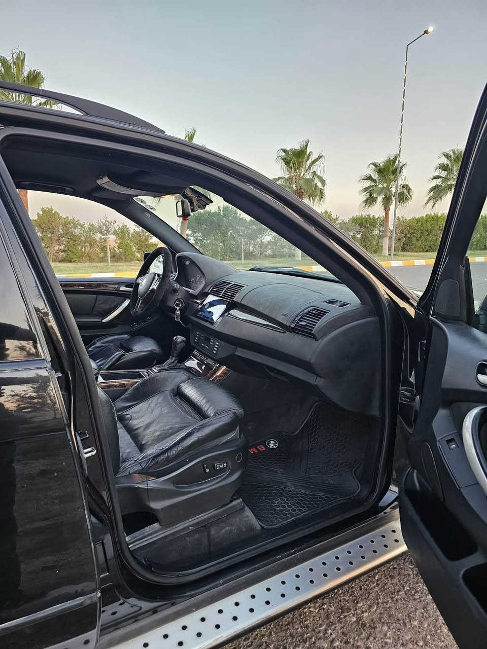 بي ام X5 موديل 2003فول موصفات بدون فتحه محرك 6 دبل فانوس بانزين بدون صبغ سيارة جديدة كله على البلاد رقم ادهوك جديد لون اسود ملكي سعر 115 شراي اتصل *********** مكان كركوك
