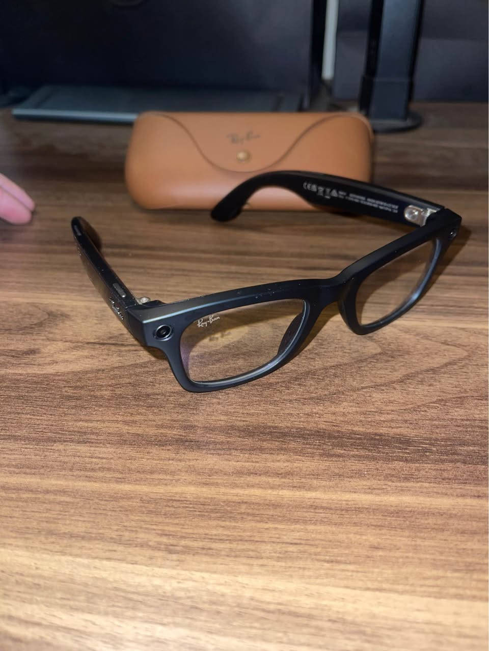 Rayban meta glasses. Used few times. Great for pov content. 

• کامێرا: 12 میگاپیکسل، تۆمارکردنی ڤیدیۆ 1080p بە خێرایی 30 فریم لە چرکەیەکدا (1440×1920 پیکسل)، ڕوونکردنەوەی وێنە 3024×4032 پیکسل.

• دەنگ: 2 سپیکەری کراوەی تایبەتی (open-ear)، سیستەمی 5 مایکی تایبەتی بۆ تۆمارکردنی دەنگی قووڵ و دڵنشین.

• پرۆسێسەر و سیستەمی کارپێکردن: پرۆسێسەری Qualcomm® Snapdragon® AR1 Gen1؛ پێویستە کەمترین وەشانی iOS 14.4 یان Android 10.

• بیرگە و هەڵگرتن: 32GB هەڵگرتنی Flash (نزیکەی 500+ وێنە یان 100+ ڤیدیۆی 30 چرکەیی).

• باتری: تا 4 کاتژمێر کارکردن بە یەک جار شارژکردن؛ لەگەڵ قاپی شارژکردنەوەکە تا 32 کاتژمێر زیاتر.

• پەیوەندی: Wi-Fi 6 Certified، Bluetooth 5.2 / 5.3.

• کۆنترۆڵ: کۆنترۆڵی تاچ، یارمەتیدەری دەنگی (Meta AI).

• بەرگری لە ئاوی: IPX4.

• کێش: نزیکەی 133 گرام.

نرخ: ٥٥٠،٠٠٠ دع أربيل, العراق


**إذا كنت صاحب هذا الإعلان وتريد حذفه لأي سبب، رجاءا أرسل رسالة إلى الدعم الفني**